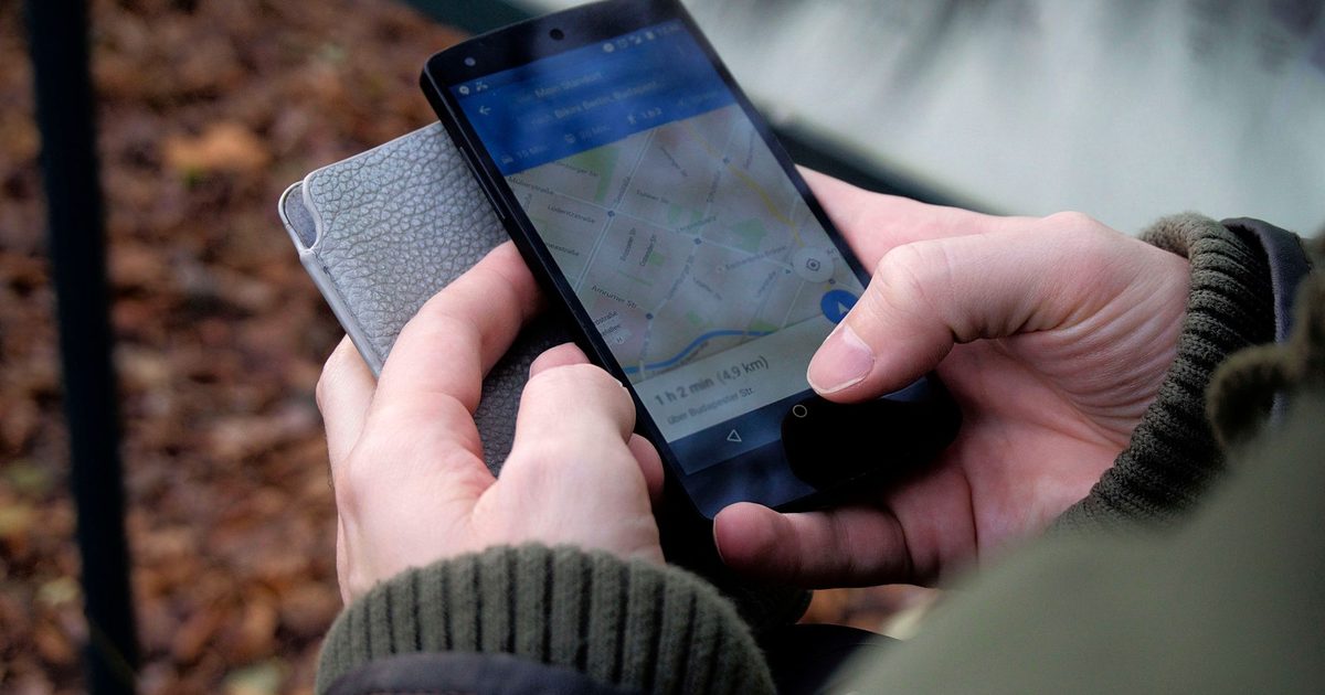 Telefon z otwartą aplikacją Mapy Google - zarządzanie wizytówką firmy