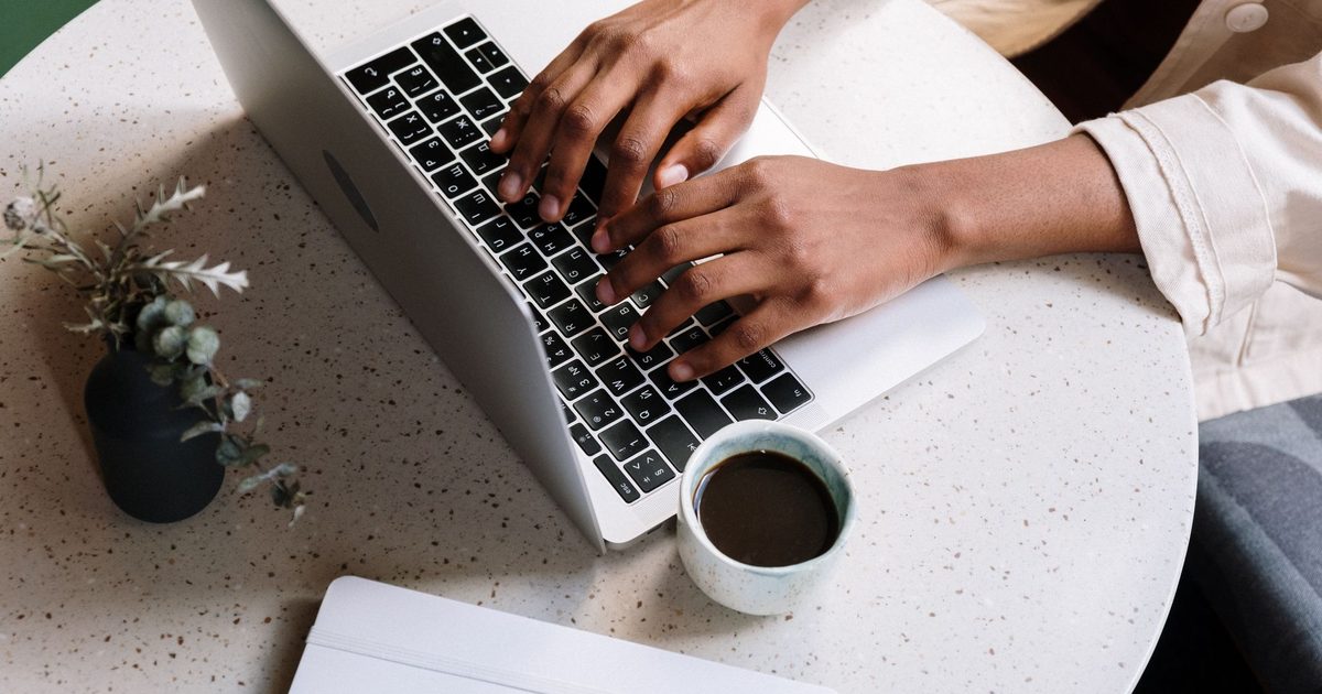 Osoba pisząca pierwszy wpis na bloga firmowego na laptopie - jak założyć bloga firmowego w UK