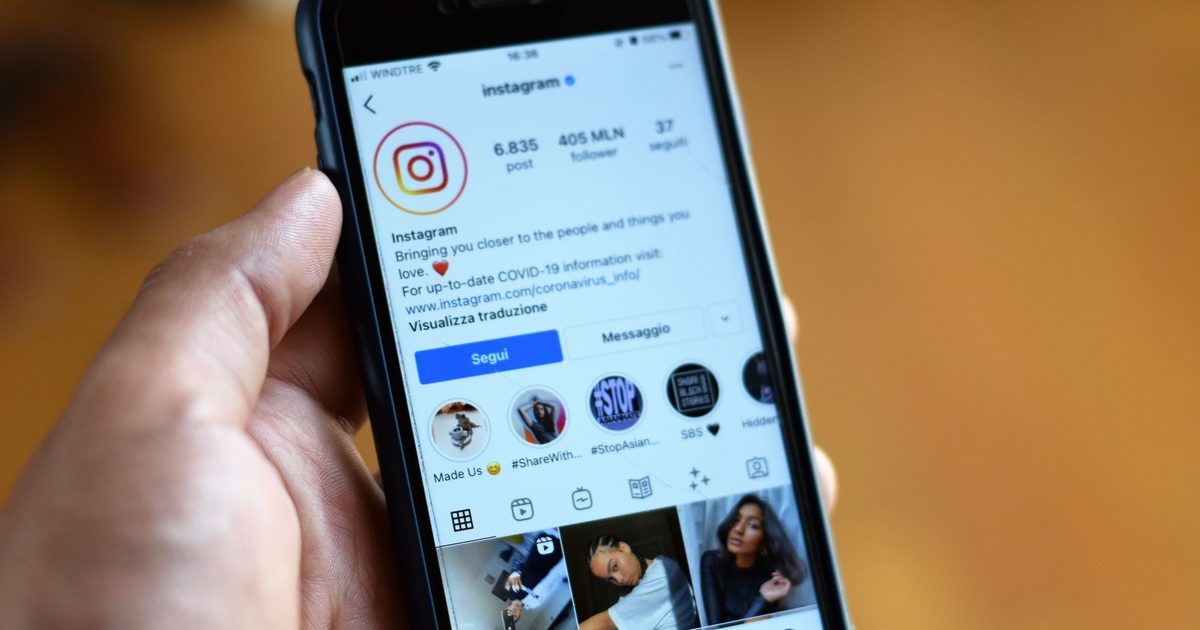Telefon z Instagramem w dłoni - Meta Ads dla polskiej firmy w UK