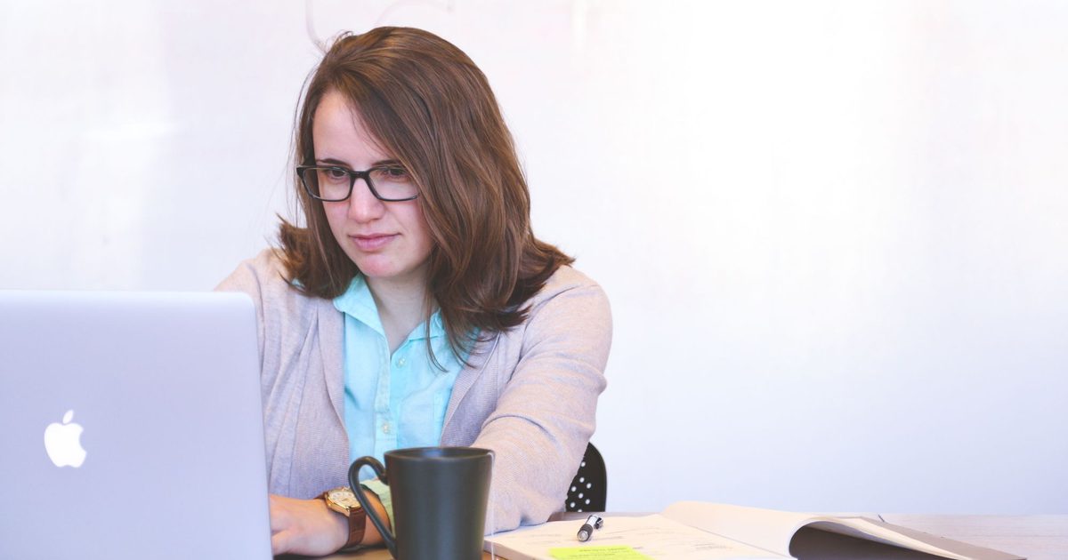 Właścicielka małej firmy pisze newsletter na laptopie - e-mail marketing w UK zgodnie z PECR