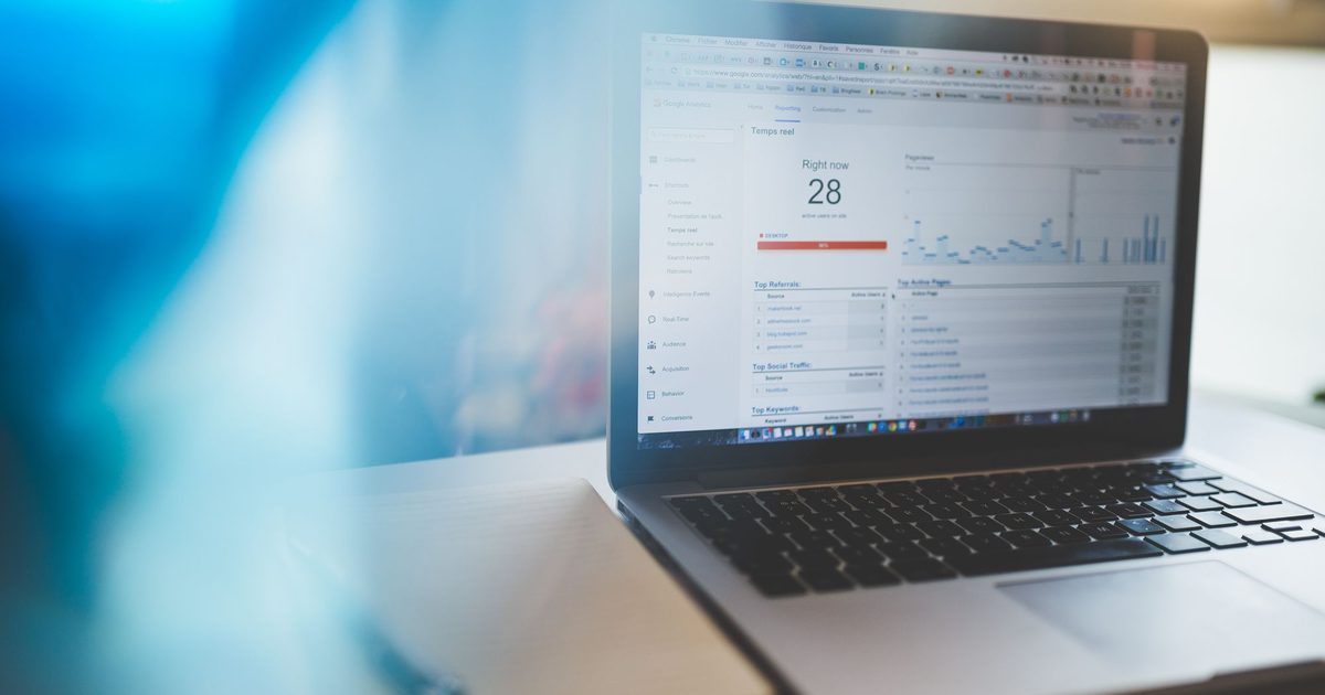 Laptop z wykresem wzrostu ruchu - pozycjonowanie w Google UK