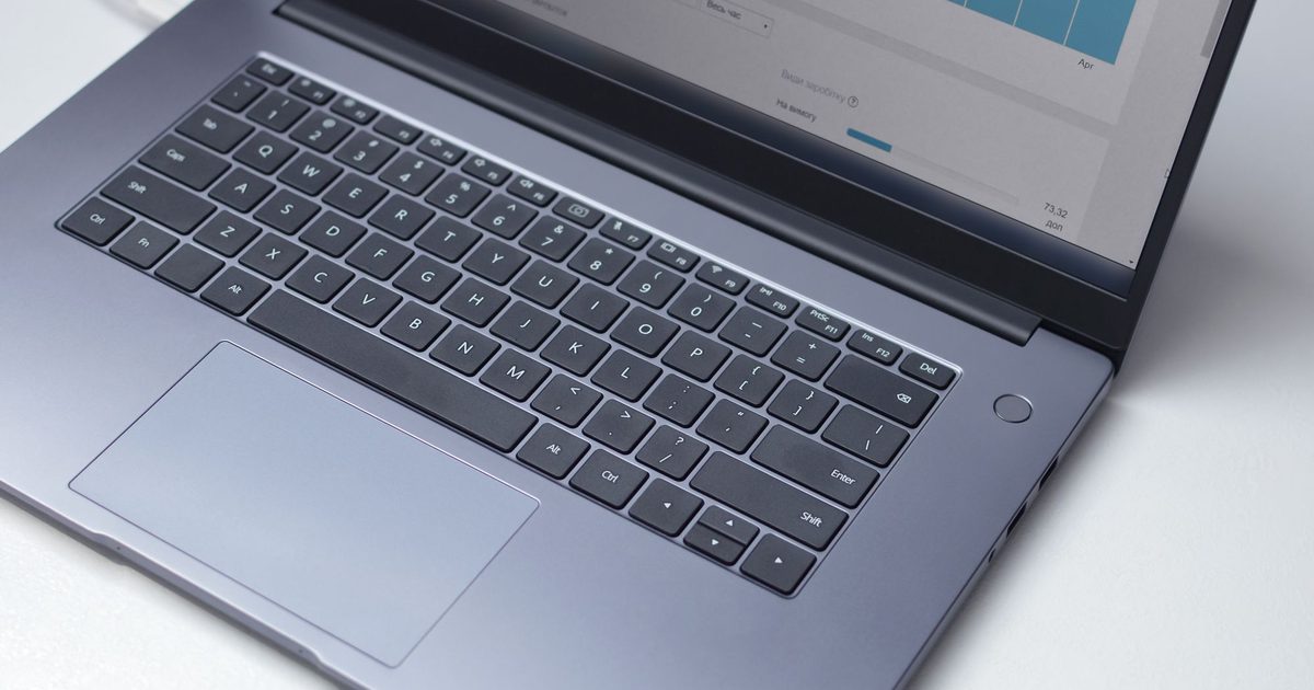 Laptop z wykresem ruchu z Google na biurku - pozycjonowanie stron w UK