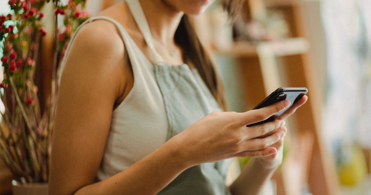 Właściciel firmy zakłada wizytówkę Google na telefonie